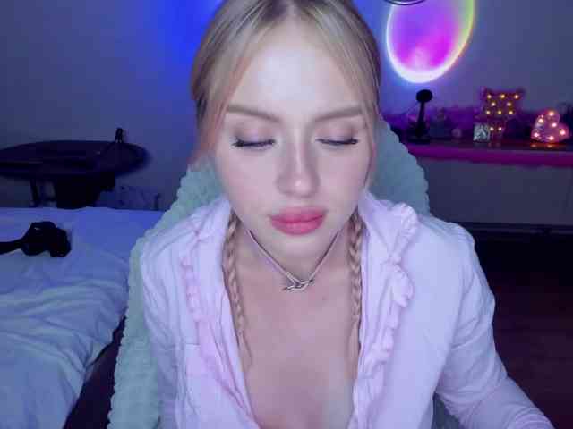 MindyKally webcam