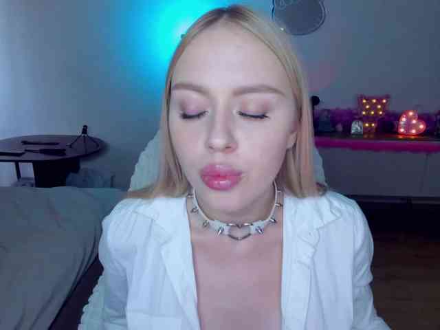 MindyKally webcam