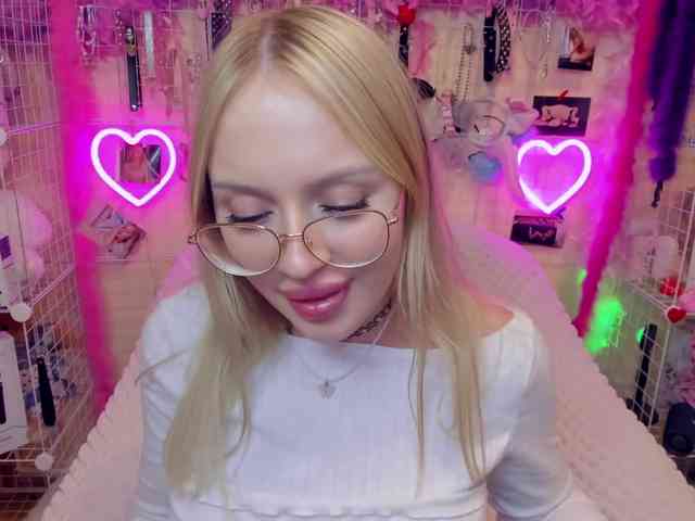MindyKally webcam