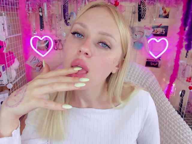 MindyKally webcam