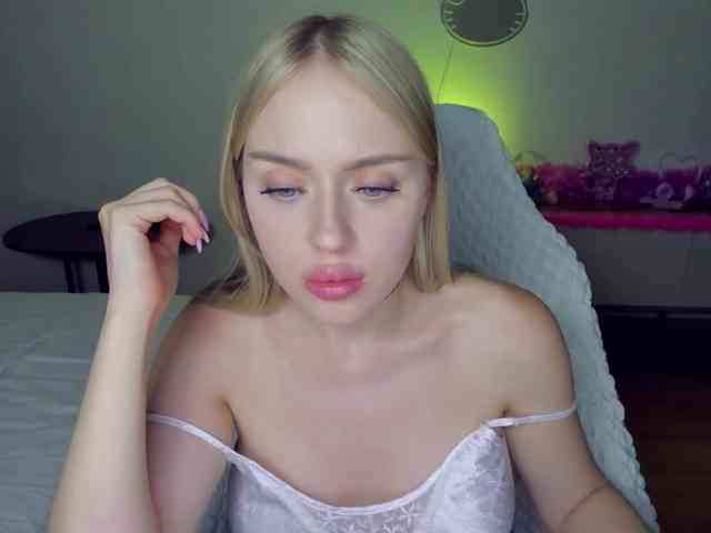 MindyKally webcam