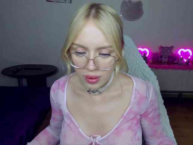 MindyKally webcam