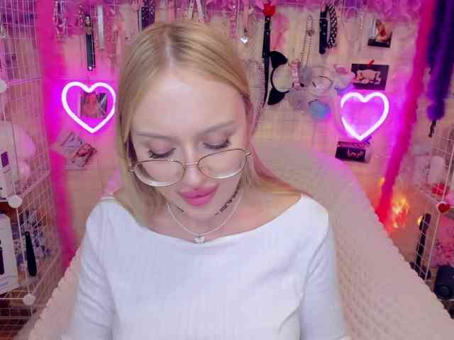 MindyKally webcam