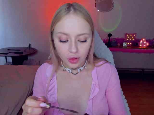 MindyKally webcam