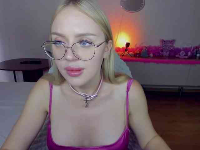 MindyKally webcam