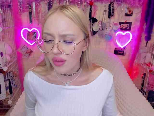 MindyKally webcam