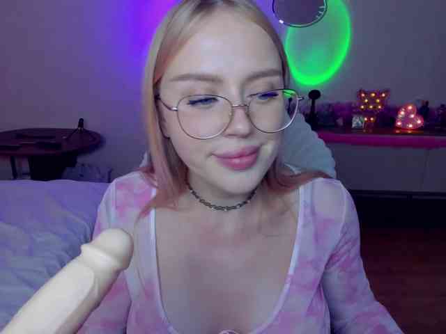 MindyKally webcam