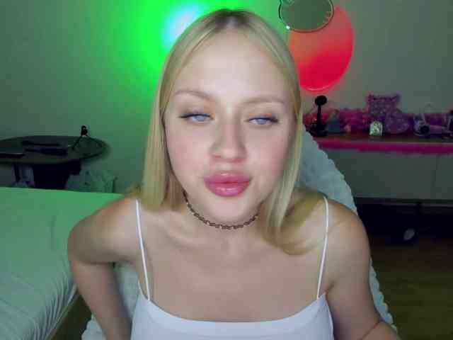 MindyKally webcam