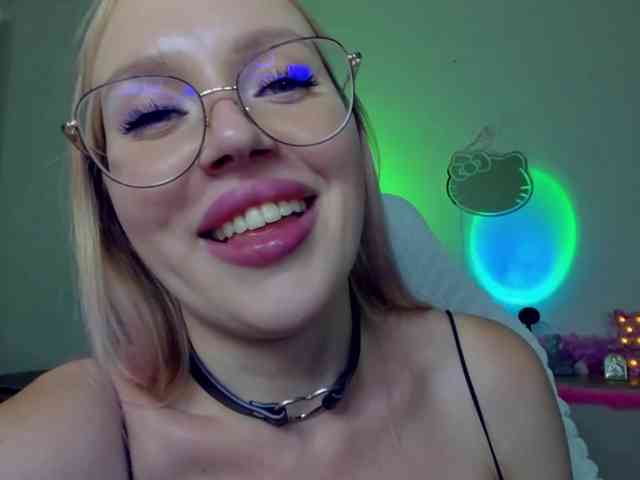MindyKally webcam