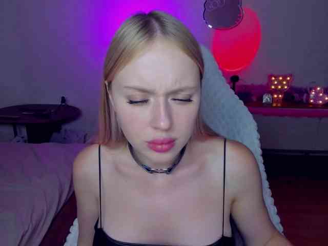 MindyKally webcam