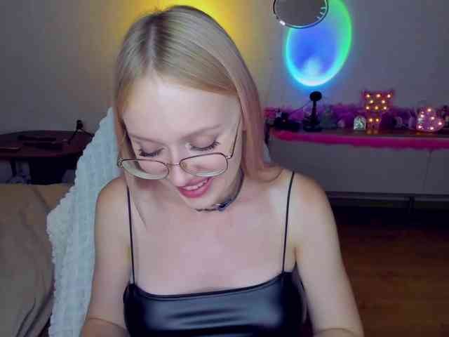 MindyKally webcam