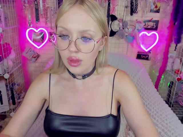 MindyKally webcam