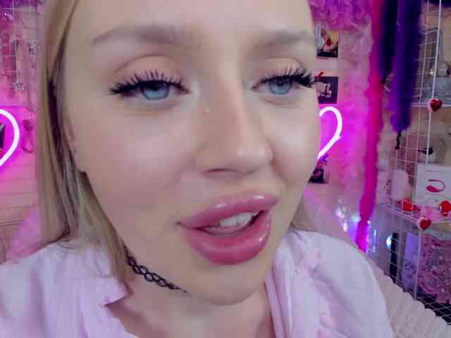 MindyKally webcam