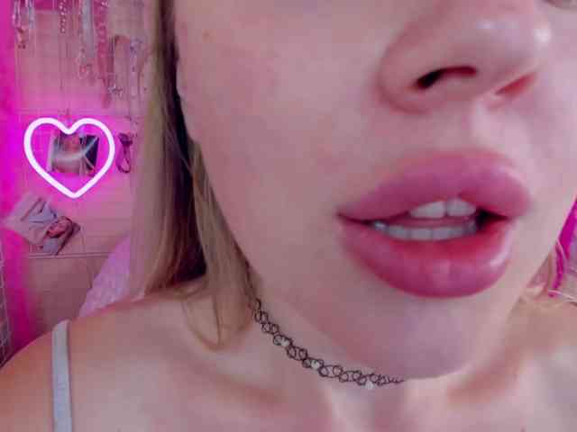 MindyKally webcam