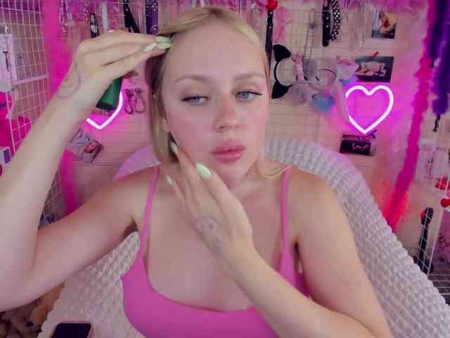 MindyKally webcam