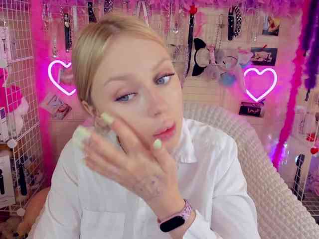 MindyKally webcam