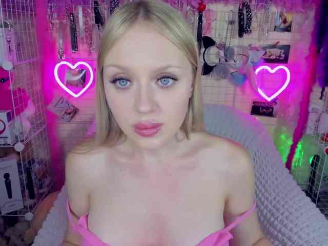 MindyKally webcam