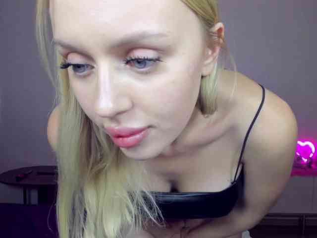 MindyKally webcam