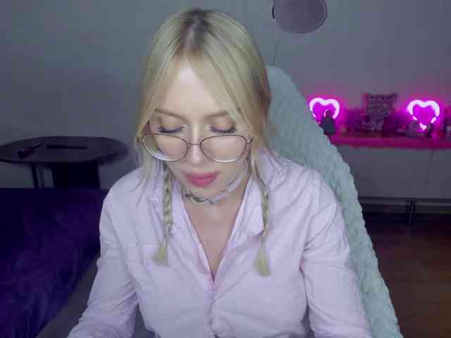 MindyKally webcam