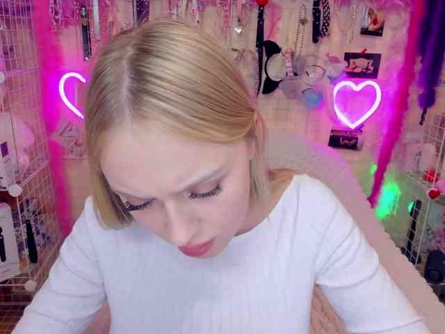 MindyKally webcam