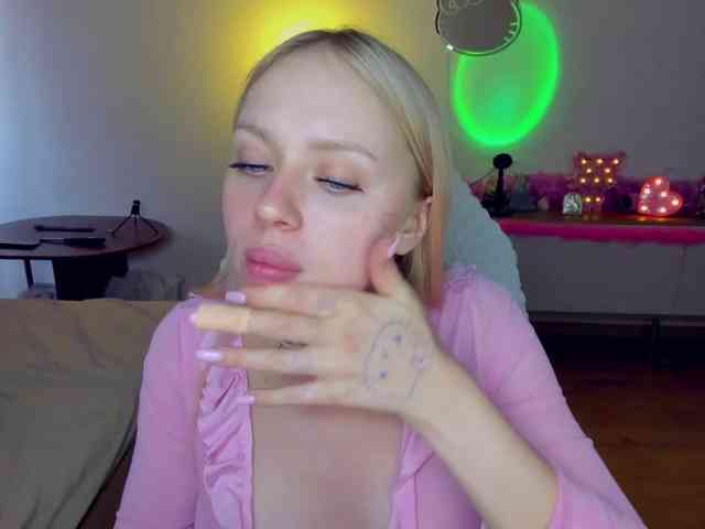 MindyKally webcam