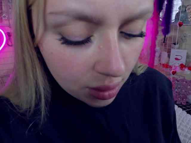 MindyKally webcam