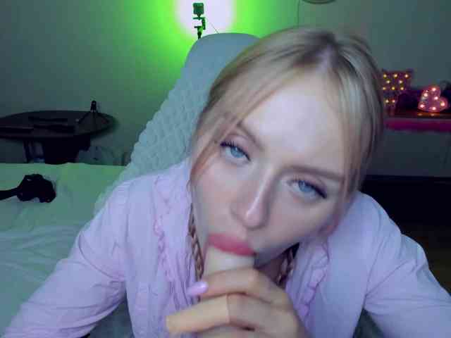 MindyKally webcam