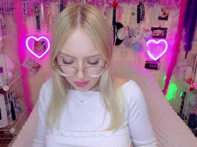 MindyKally webcam