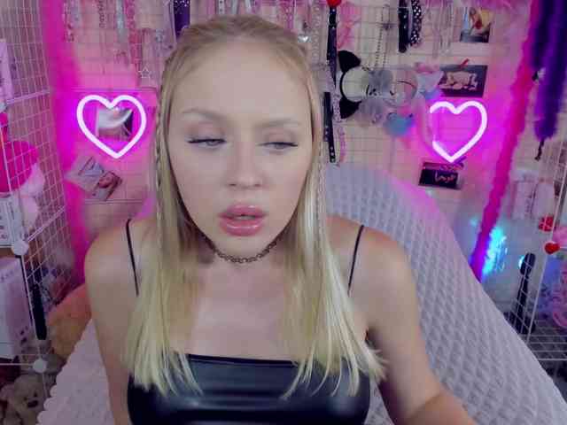 MindyKally webcam