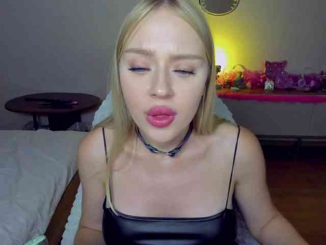 MindyKally webcam