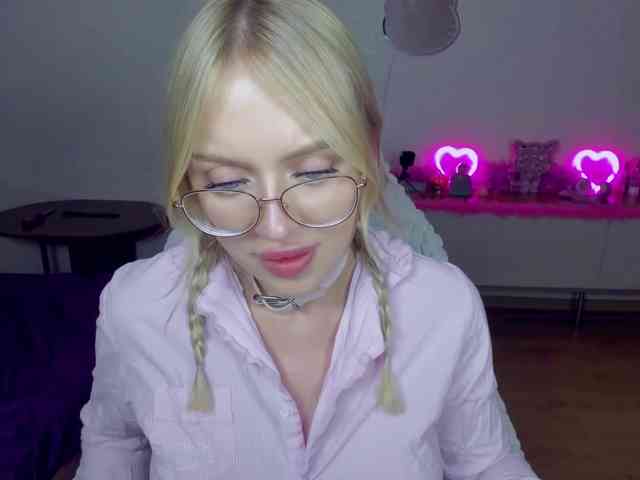 MindyKally webcam
