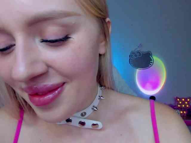 MindyKally webcam