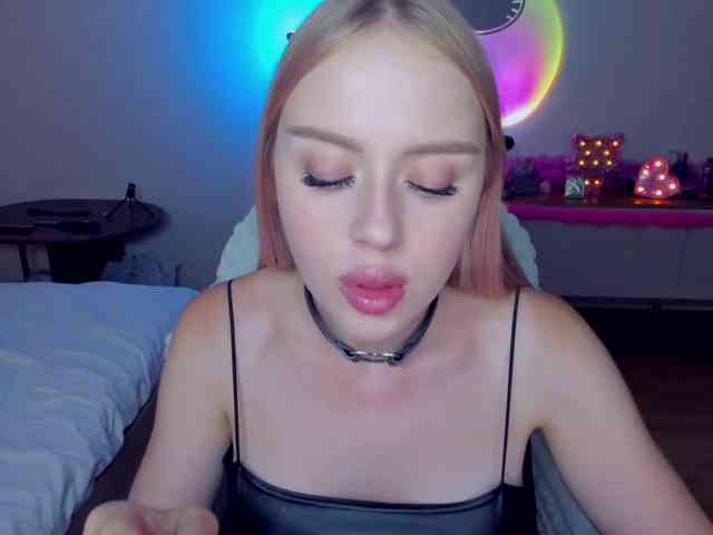 MindyKally webcam