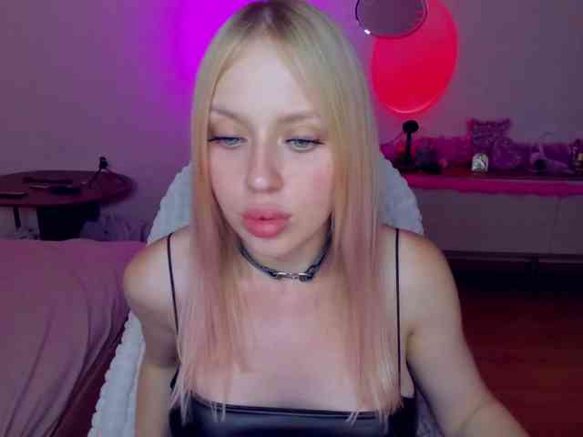 MindyKally webcam