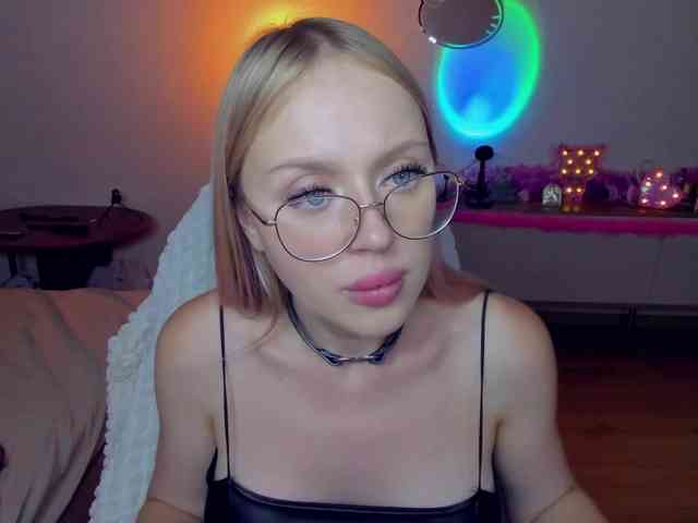 MindyKally webcam