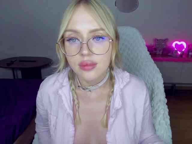 MindyKally webcam