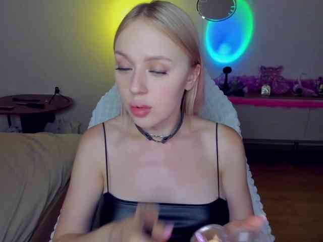 MindyKally webcam