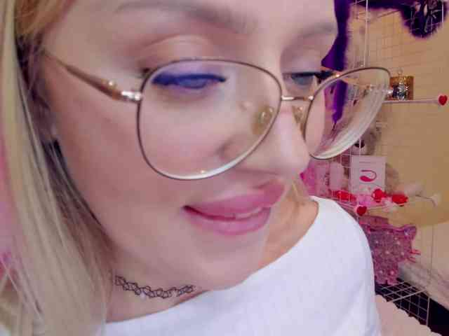 MindyKally webcam