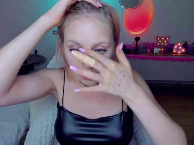MindyKally webcam