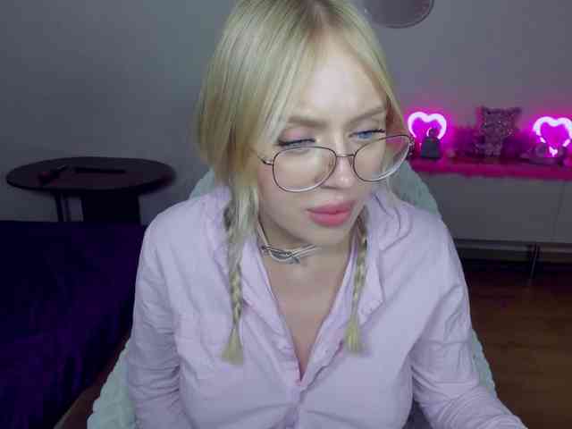 MindyKally webcam