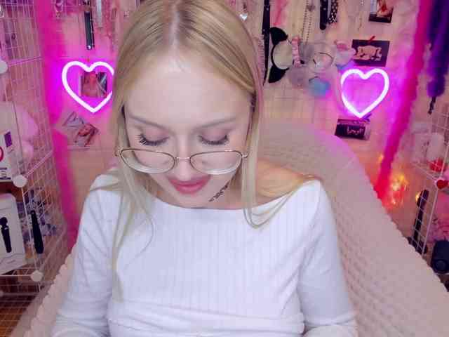 MindyKally webcam