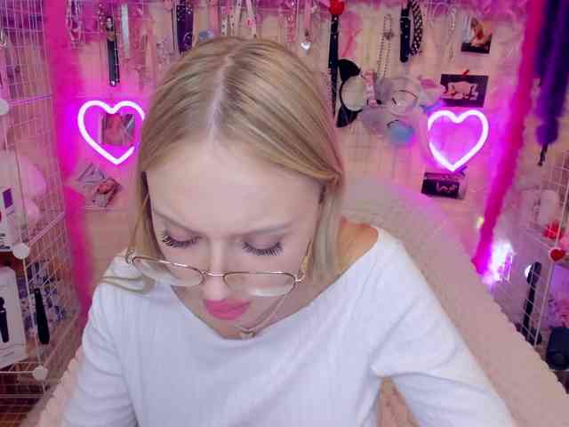 MindyKally webcam