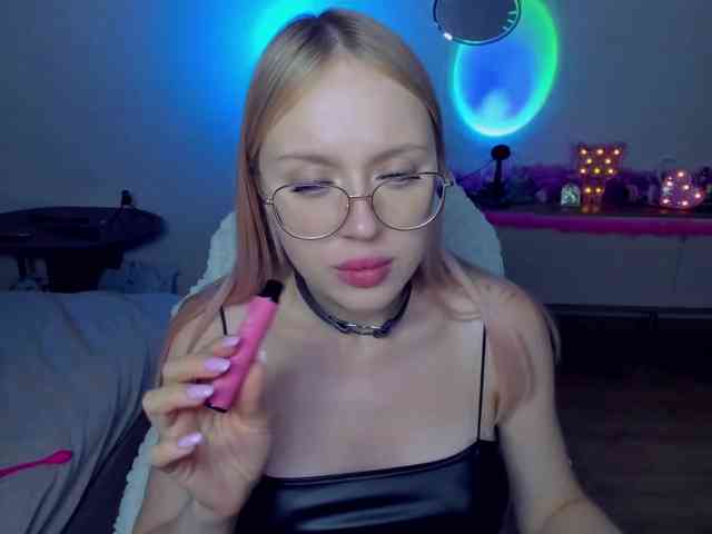 MindyKally webcam