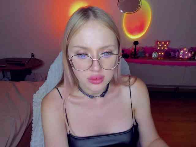 MindyKally webcam