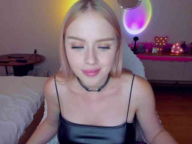 MindyKally webcam