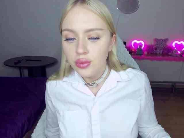MindyKally webcam