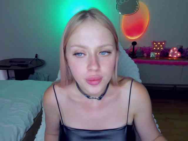 MindyKally webcam