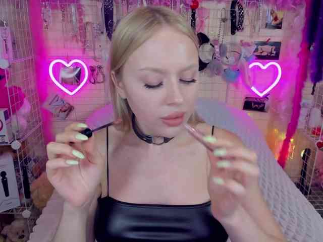 MindyKally webcam