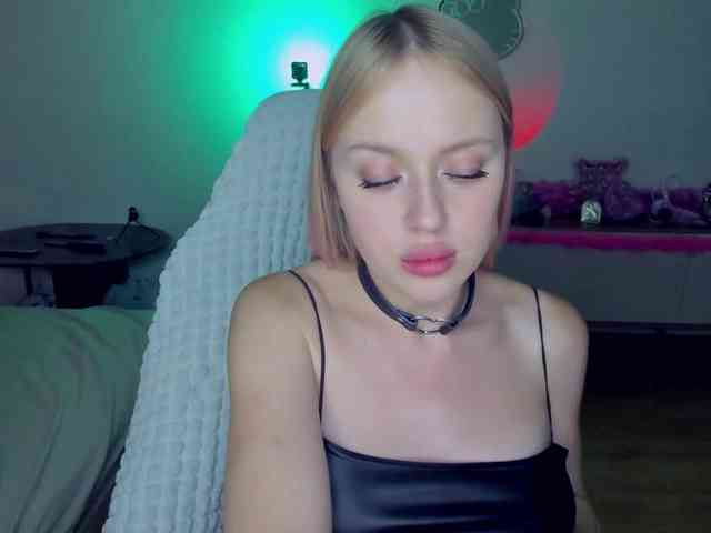 MindyKally webcam