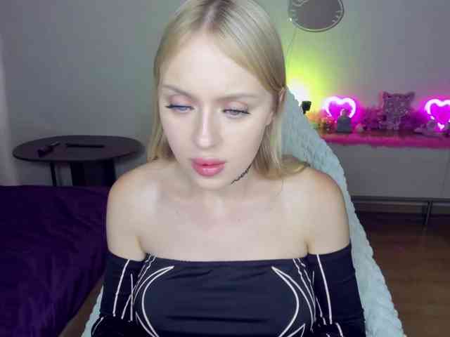 MindyKally webcam